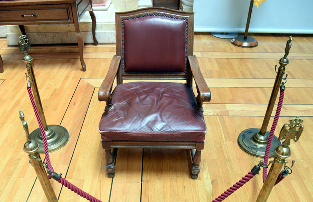 Пронађена још једна скупштинска фотеља нестала 5. октобра (ФОТО)